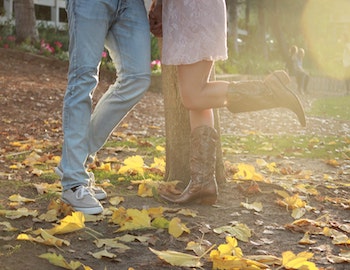 gambe di un uomo e una donna in abiti country